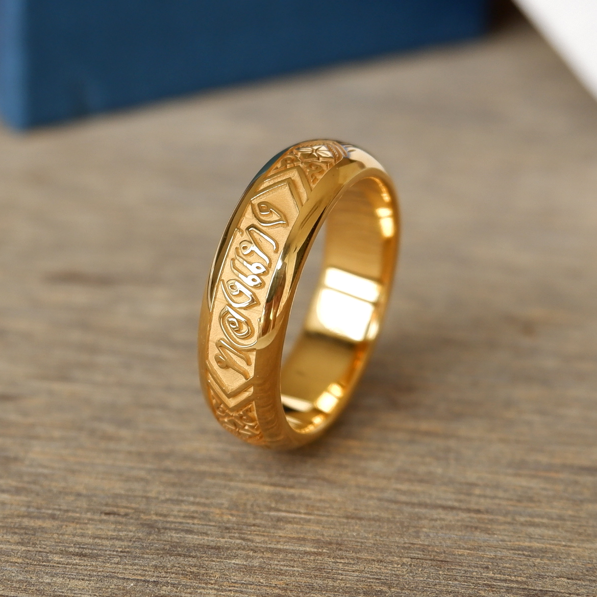 แหวนนามสกุลเงินแท้เคลือบทอง,พิ้งค์โกล,ไวท์โกล หน้า 6 มิลลิเมตร ผิวโค้ง พื้นหลังพ่นทราย