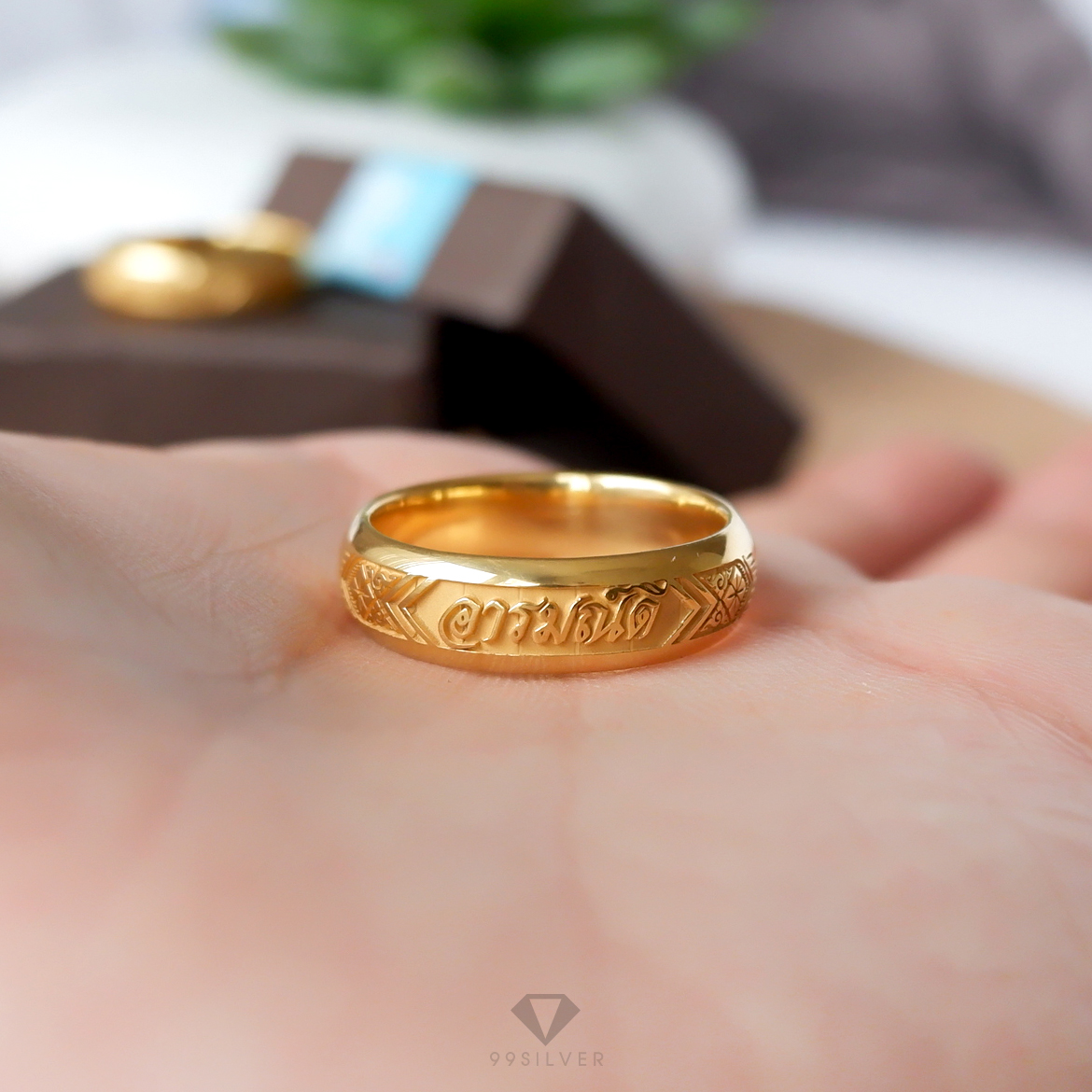 แหวนนามสกุลเงินแท้เคลือบทอง,พิ้งค์โกล,ไวท์โกล หน้า 6 มิลลิเมตร ผิวโค้ง พื้นหลังพ่นทราย