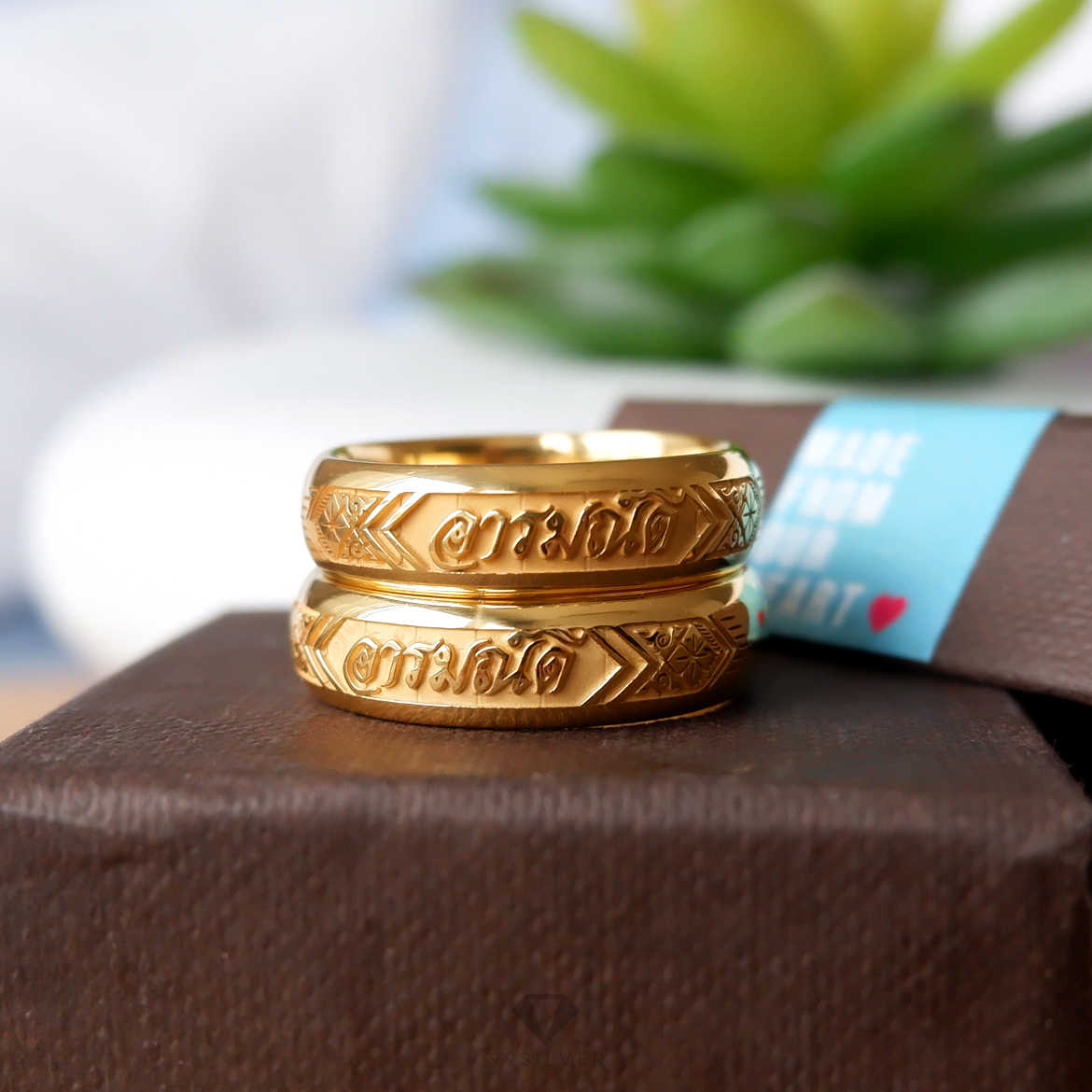 แหวนนามสกุลเงินแท้เคลือบทอง,พิ้งค์โกล,ไวท์โกล หน้า 6 มิลลิเมตร ผิวโค้ง พื้นหลังพ่นทราย