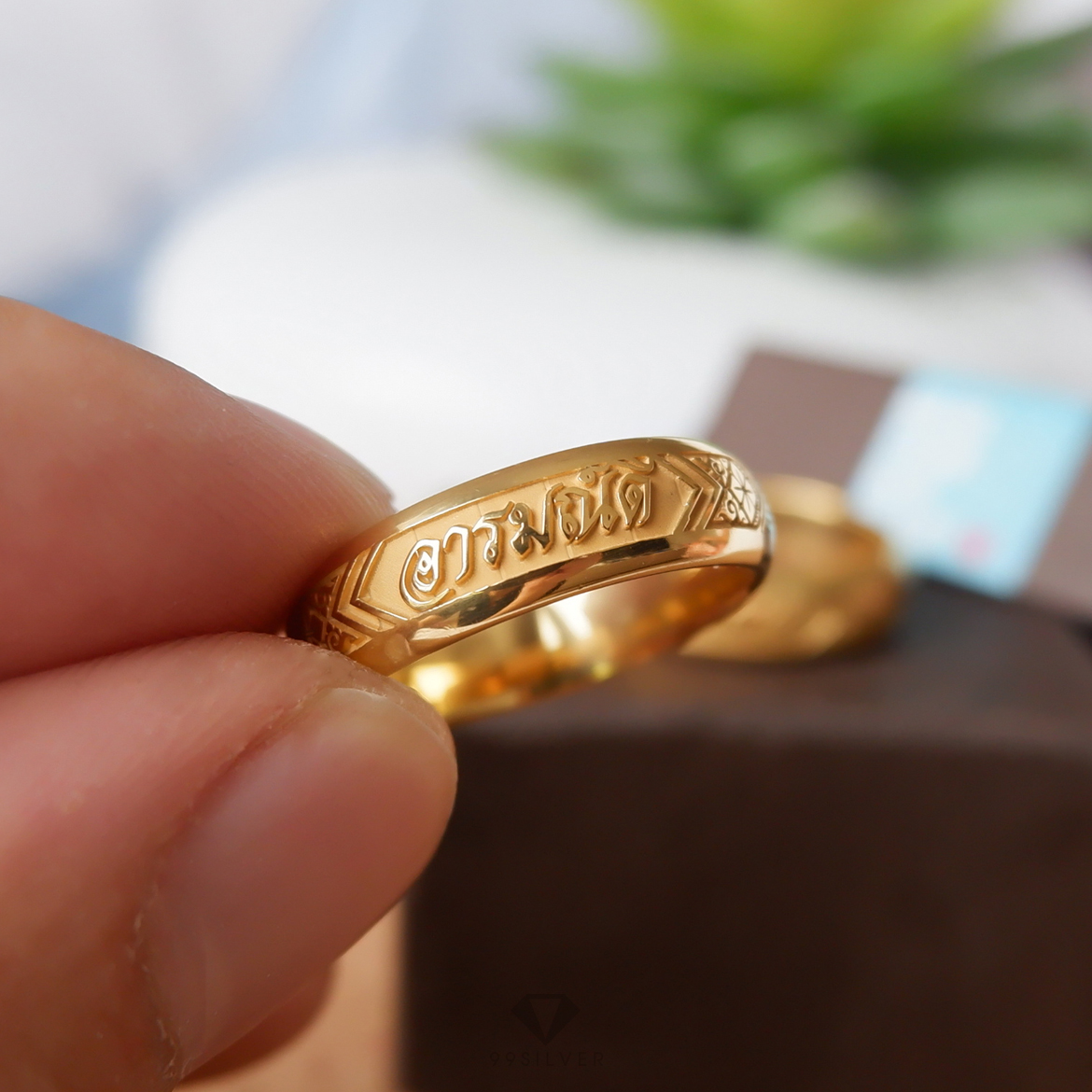 แหวนนามสกุลเงินแท้เคลือบทอง,พิ้งค์โกล,ไวท์โกล หน้า 6 มิลลิเมตร ผิวโค้ง พื้นหลังพ่นทราย
