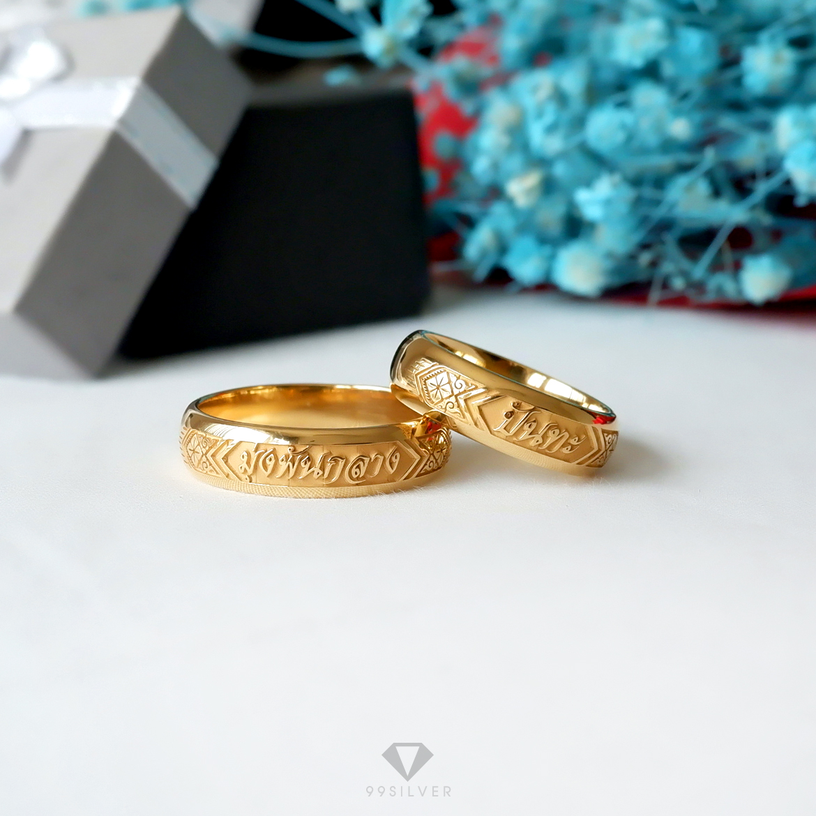 แหวนนามสกุลเงินแท้เคลือบทอง,พิ้งค์โกล,ไวท์โกล หน้า 6 มิลลิเมตร ผิวโค้ง พื้นหลังพ่นทราย