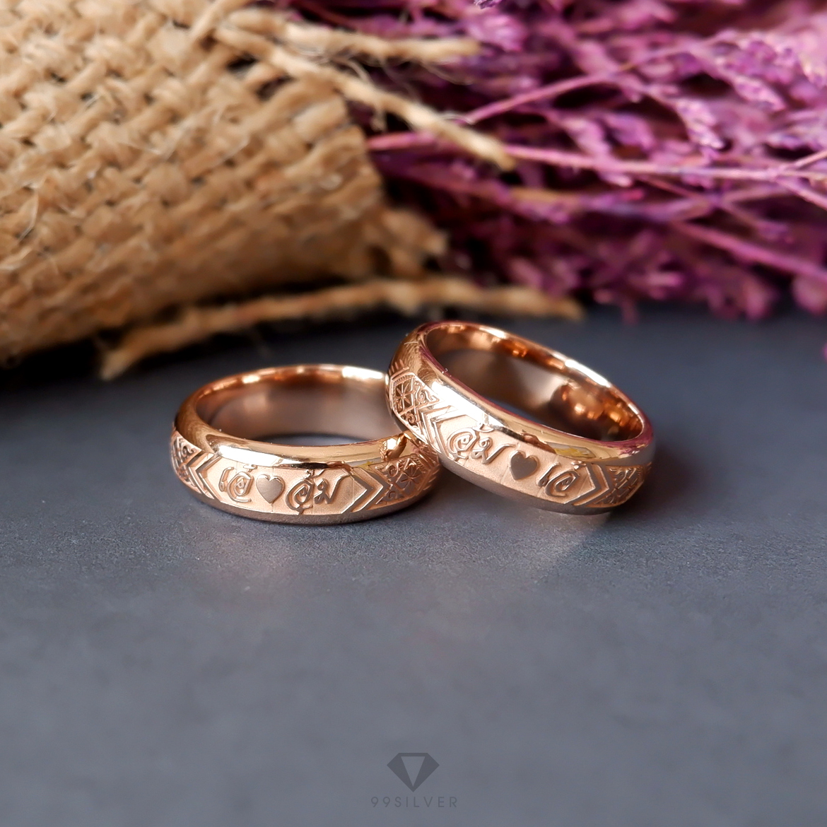 แหวนนามสกุลเงินแท้เคลือบทอง,พิ้งค์โกล,ไวท์โกล หน้า 6 มิลลิเมตร ผิวโค้ง พื้นหลังพ่นทราย