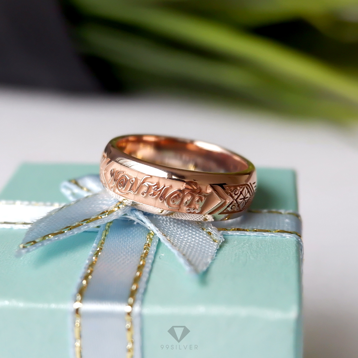 แหวนนามสกุลเงินแท้เคลือบทอง,พิ้งค์โกล,ไวท์โกล หน้า 6 มิลลิเมตร ผิวโค้ง พื้นหลังพ่นทราย