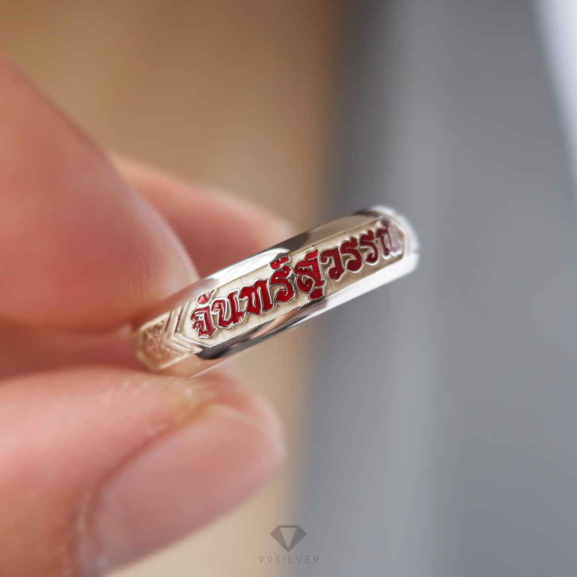 แหวนนามสกุลหน้ากว้าง 6 มิลลิเมตร ผิวโค้ง อักษรลงสีพื้นหลังพ่นทราย พร้อมแกะลายไทย