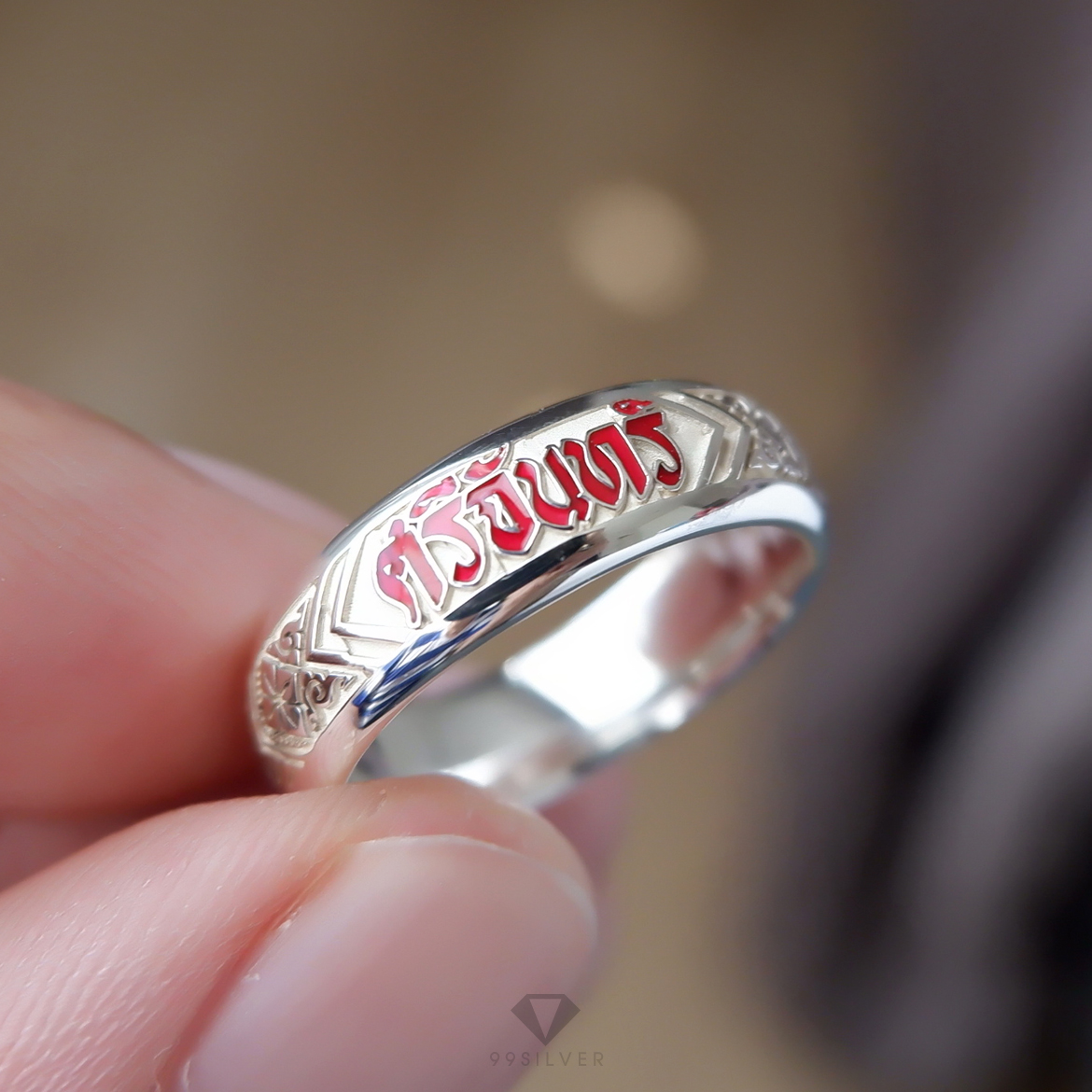 แหวนนามสกุลหน้ากว้าง 6 มิลลิเมตร ผิวโค้ง อักษรลงสีพื้นหลังพ่นทราย พร้อมแกะลายไทย