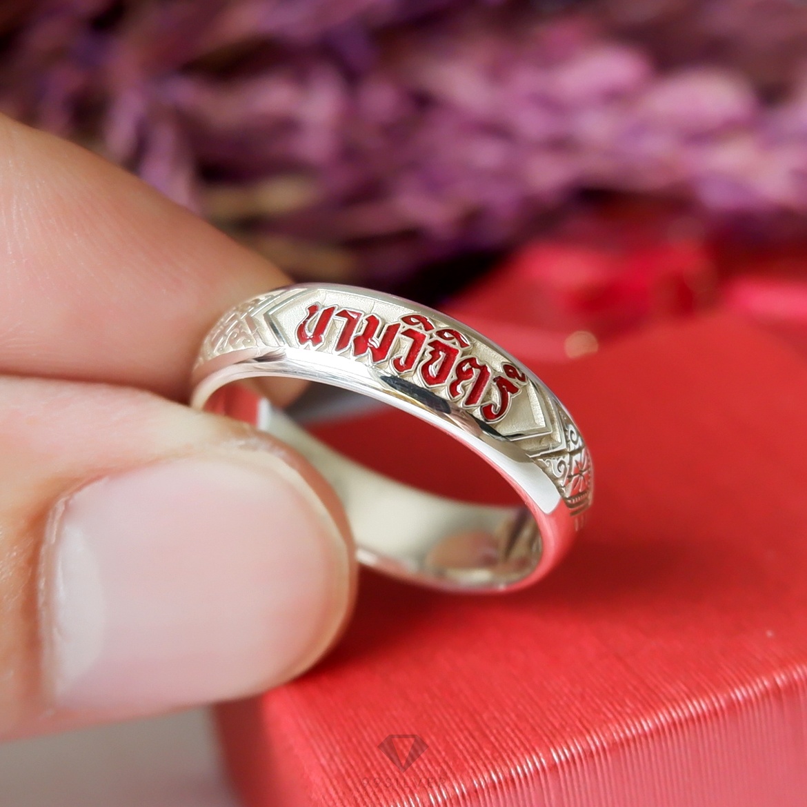 แหวนนามสกุลหน้ากว้าง 6 มิลลิเมตร ผิวโค้ง อักษรลงสีพื้นหลังพ่นทราย พร้อมแกะลายไทย