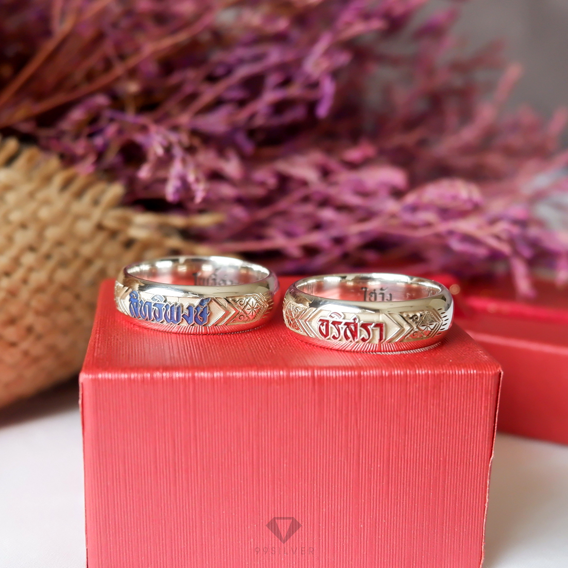 แหวนนามสกุลหน้ากว้าง 6 มิลลิเมตร ผิวโค้ง อักษรลงสีพื้นหลังพ่นทราย พร้อมแกะลายไทย