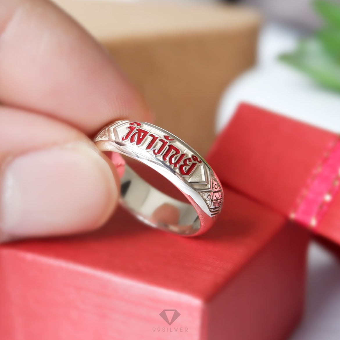 แหวนนามสกุลหน้ากว้าง 6 มิลลิเมตร ผิวโค้ง อักษรลงสีพื้นหลังพ่นทราย พร้อมแกะลายไทย