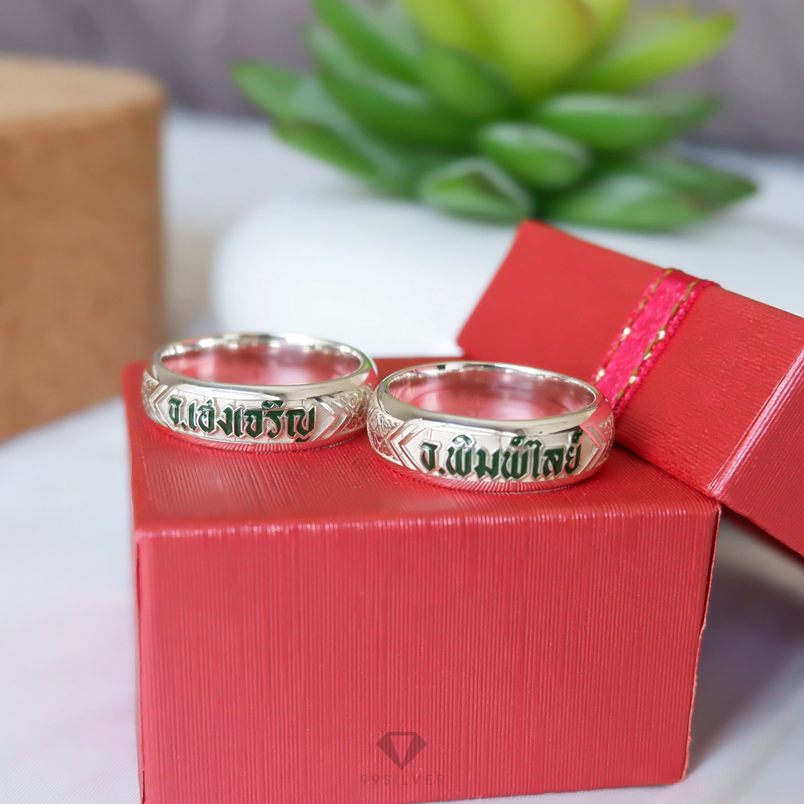 แหวนนามสกุลหน้ากว้าง 6 มิลลิเมตร ผิวโค้ง อักษรลงสีพื้นหลังพ่นทราย พร้อมแกะลายไทย