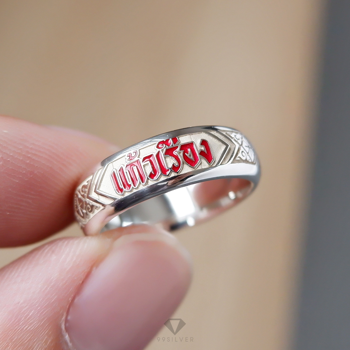 แหวนนามสกุลหน้ากว้าง 6 มิลลิเมตร ผิวโค้ง อักษรลงสีพื้นหลังพ่นทราย พร้อมแกะลายไทย