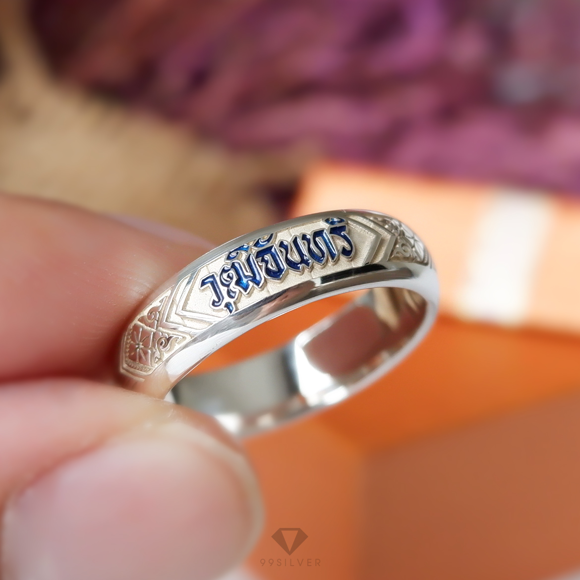 แหวนนามสกุลหน้ากว้าง 6 มิลลิเมตร ผิวโค้ง อักษรลงสีพื้นหลังพ่นทราย พร้อมแกะลายไทย