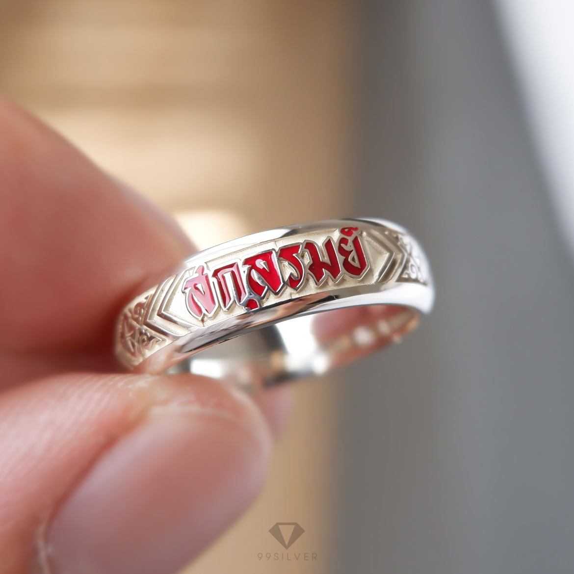 แหวนนามสกุลหน้ากว้าง 6 มิลลิเมตร ผิวโค้ง อักษรลงสีพื้นหลังพ่นทราย พร้อมแกะลายไทย