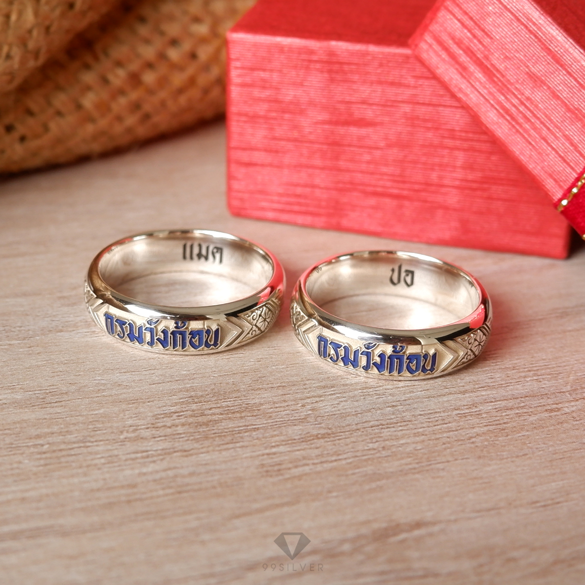 แหวนนามสกุลหน้ากว้าง 6 มิลลิเมตร ผิวโค้ง อักษรลงสีพื้นหลังพ่นทราย พร้อมแกะลายไทย
