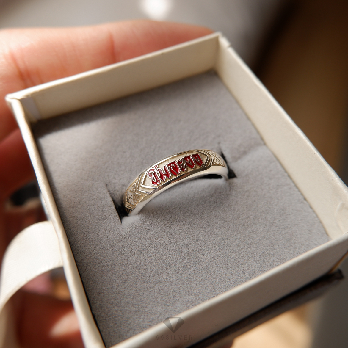 แหวนนามสกุลหน้ากว้าง 6 มิลลิเมตร ผิวโค้ง อักษรลงสีพื้นหลังพ่นทราย พร้อมแกะลายไทย