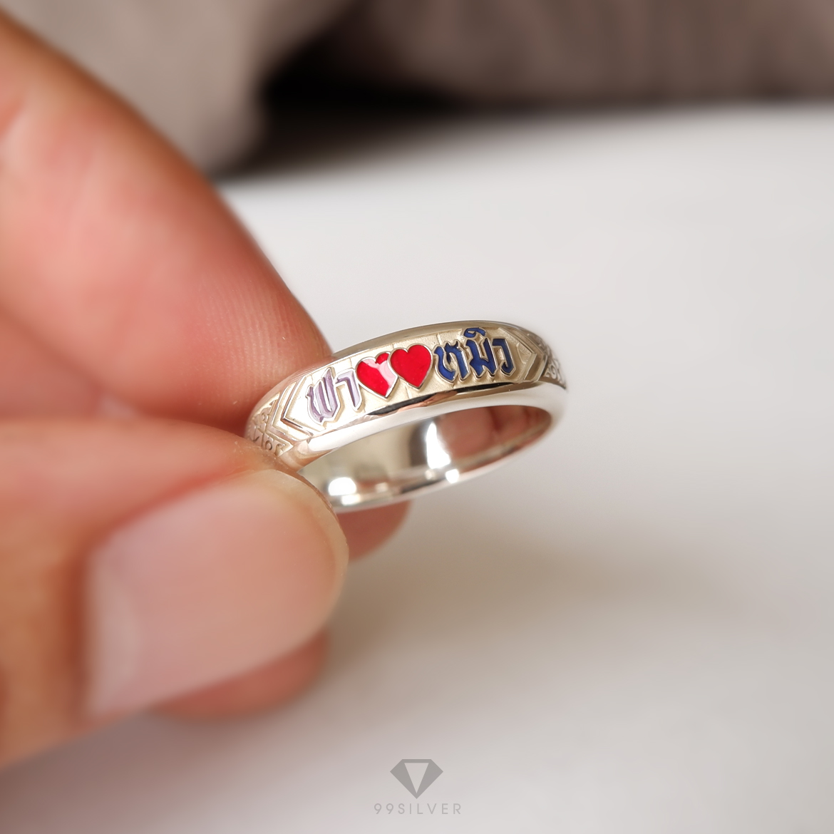 แหวนนามสกุลหน้ากว้าง 6 มิลลิเมตร ผิวโค้ง อักษรลงสีพื้นหลังพ่นทราย พร้อมแกะลายไทย