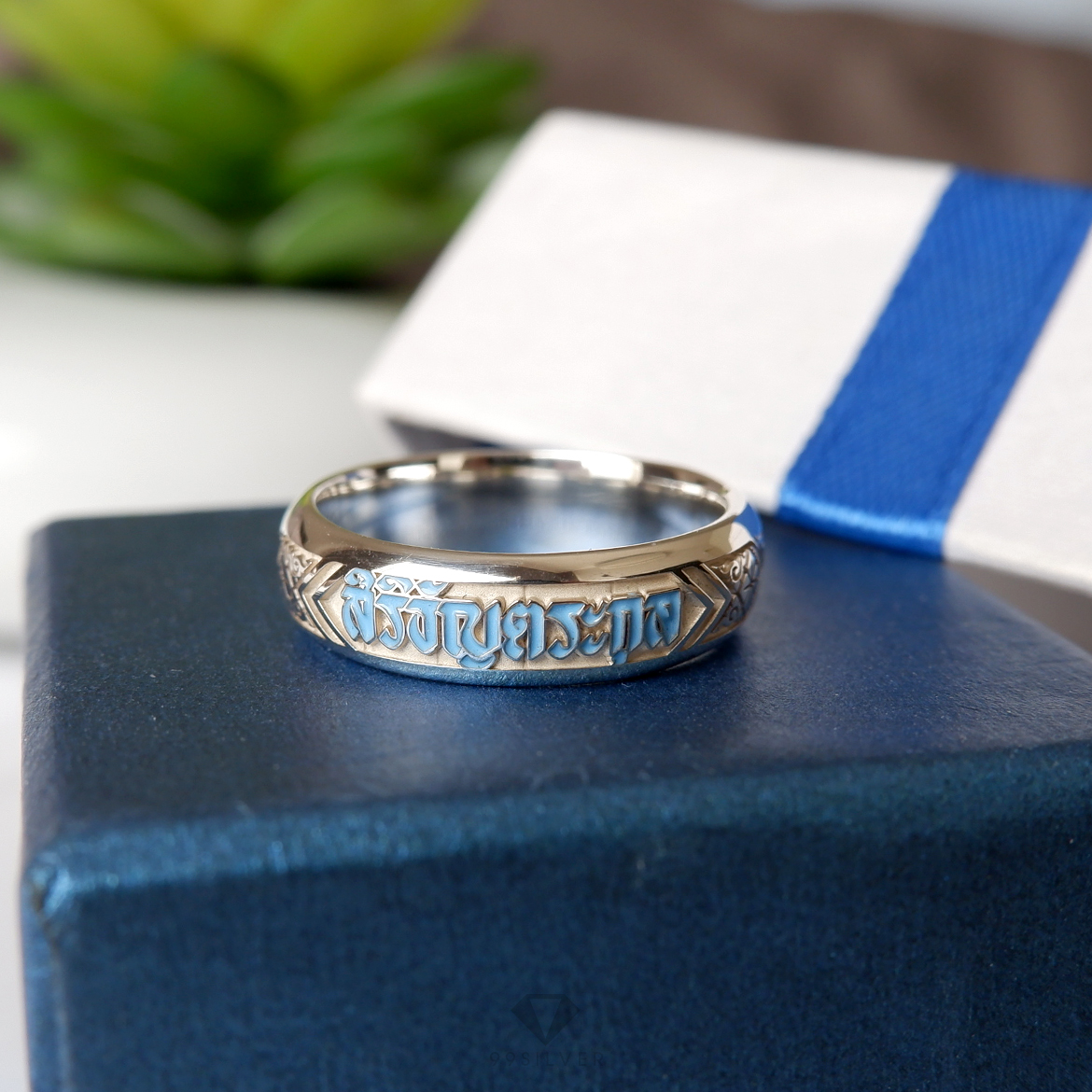 แหวนนามสกุลหน้ากว้าง 6 มิลลิเมตร ผิวโค้ง อักษรลงสีพื้นหลังพ่นทราย พร้อมแกะลายไทย