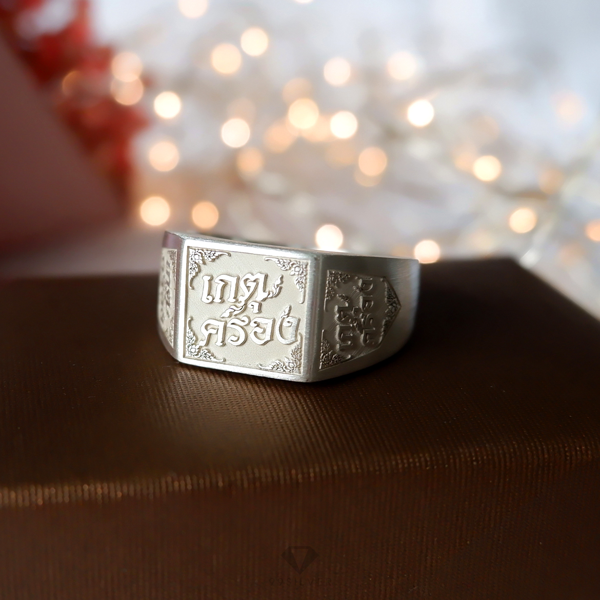 แหวนนามสกุลหน้าเหลี่ยม 11 มิลลิเมตร เนื้อตันแกะลายออกแบบอักษร พื้นหลังพ่นทราย