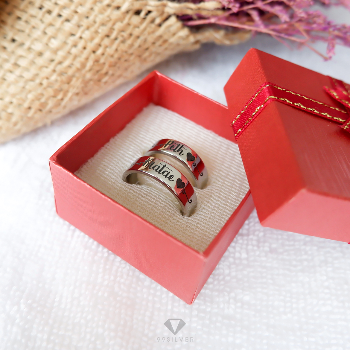 แหวนสแตนเลสแท้หน้ากว้าง 6 มิลลิเมตร ผิวเรียบเงาทรงแบน สลักอักษรรมสีดำ