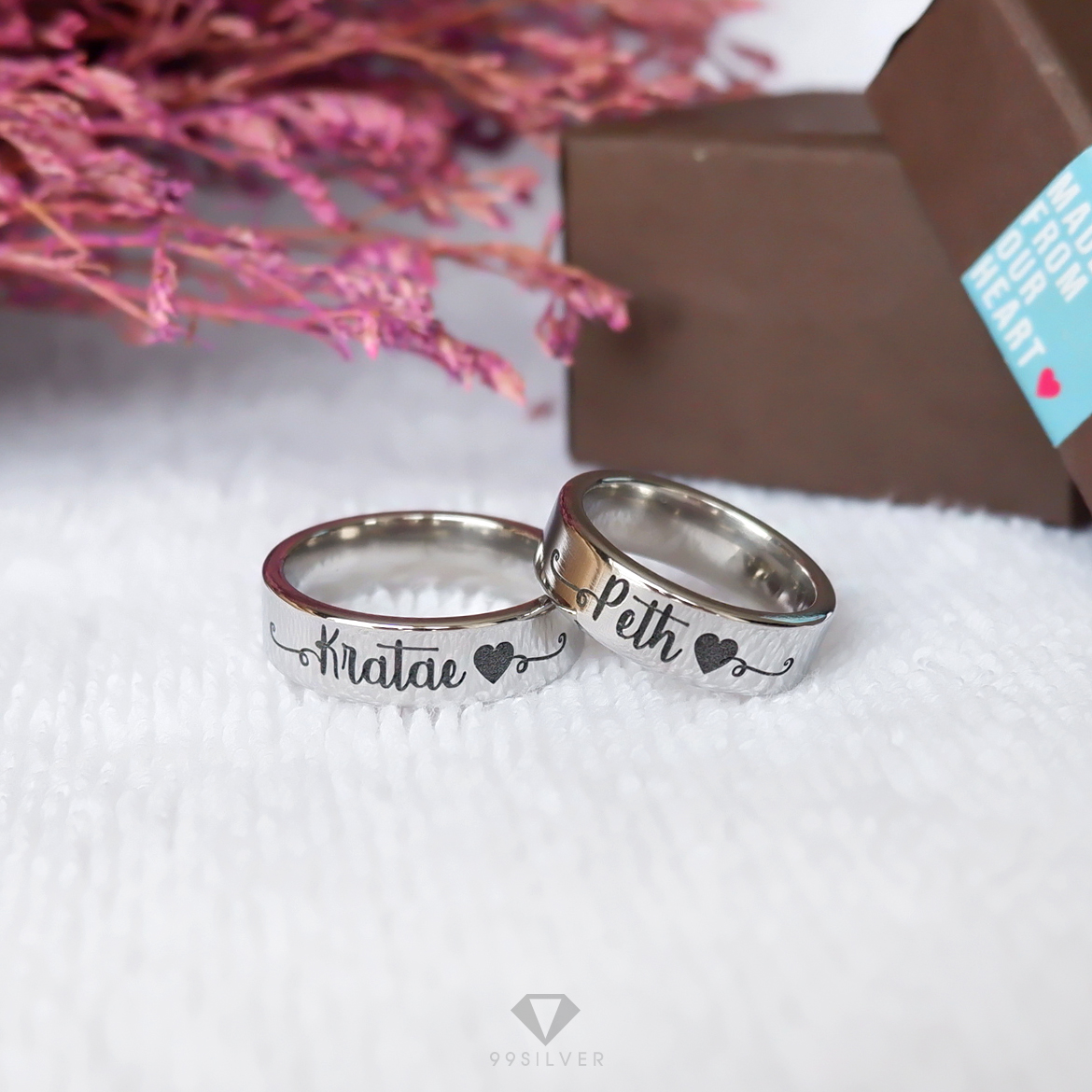 แหวนสแตนเลสแท้หน้ากว้าง 6 มิลลิเมตร ผิวเรียบเงาทรงแบน สลักอักษรรมสีดำ