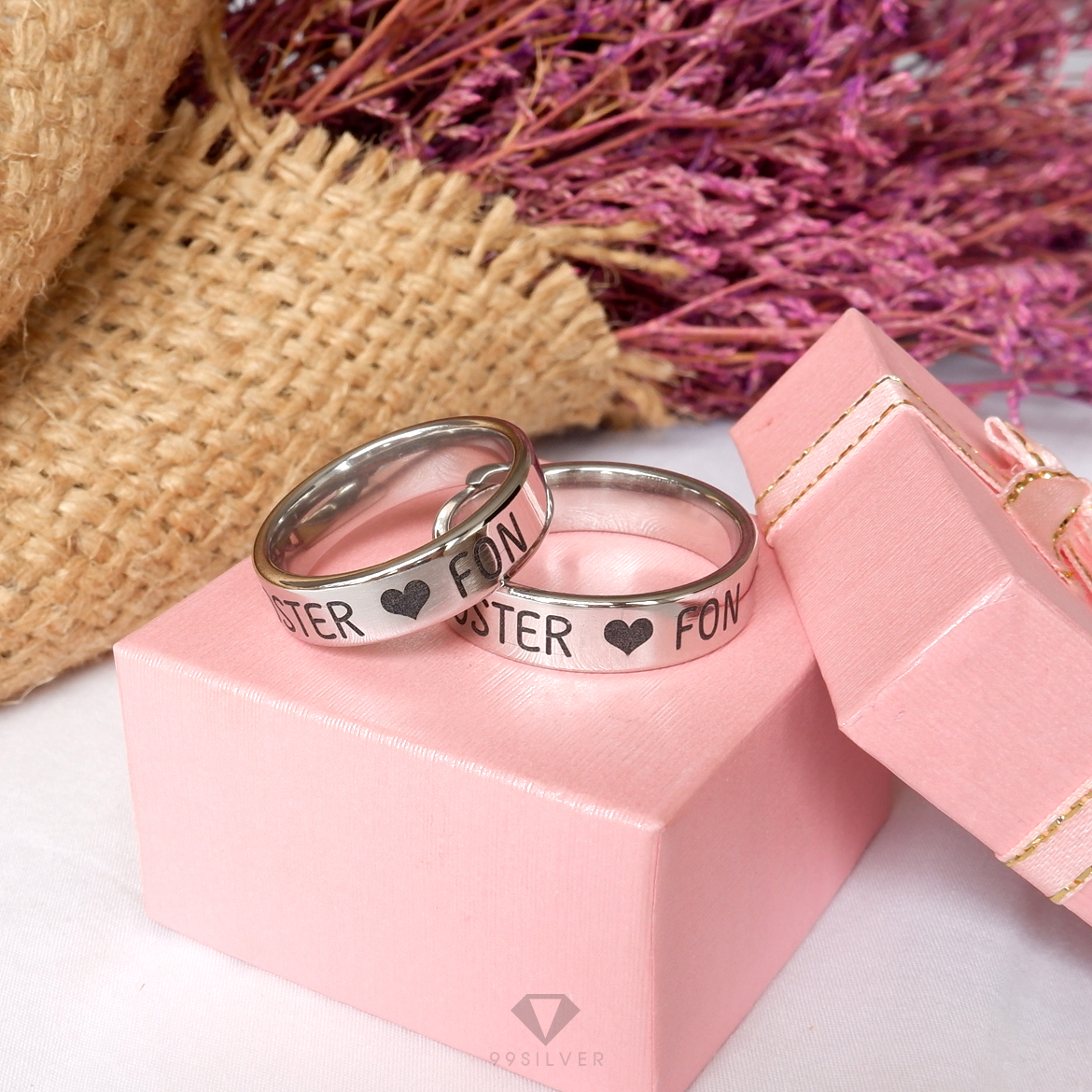 แหวนสแตนเลสแท้หน้ากว้าง 6 มิลลิเมตร ผิวเรียบเงาทรงแบน สลักอักษรรมสีดำ