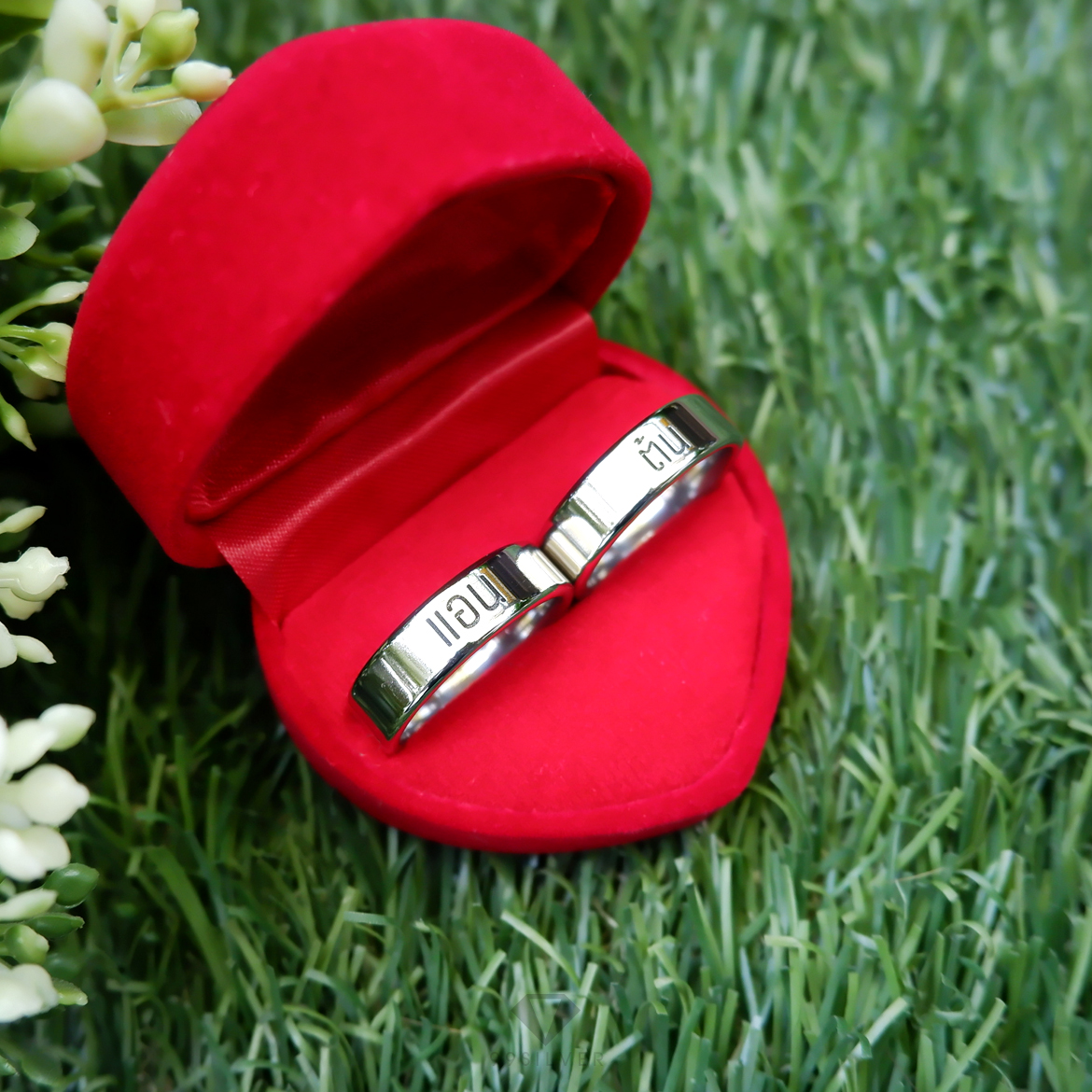 แหวนสแตนเลสแท้หน้ากว้าง 6 มิลลิเมตร ผิวเรียบเงาทรงแบน สลักอักษรรมสีดำ