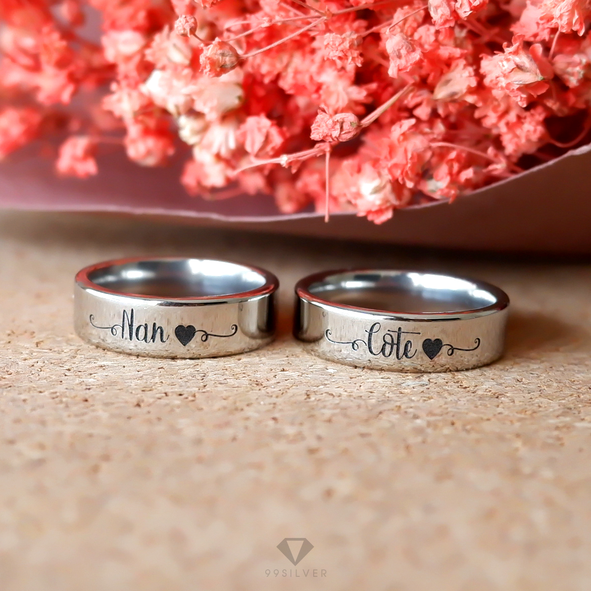 แหวนสแตนเลสแท้หน้ากว้าง 6 มิลลิเมตร ผิวเรียบเงาทรงแบน สลักอักษรรมสีดำ