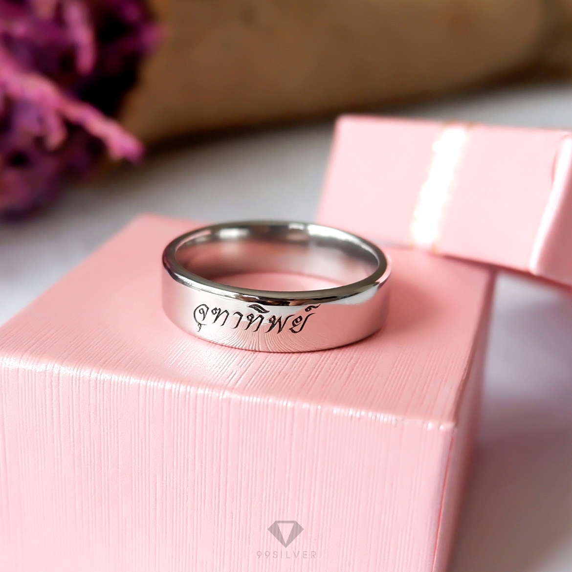 แหวนสแตนเลสแท้หน้ากว้าง 6 มิลลิเมตร ผิวเรียบเงาทรงแบน สลักอักษรรมสีดำ