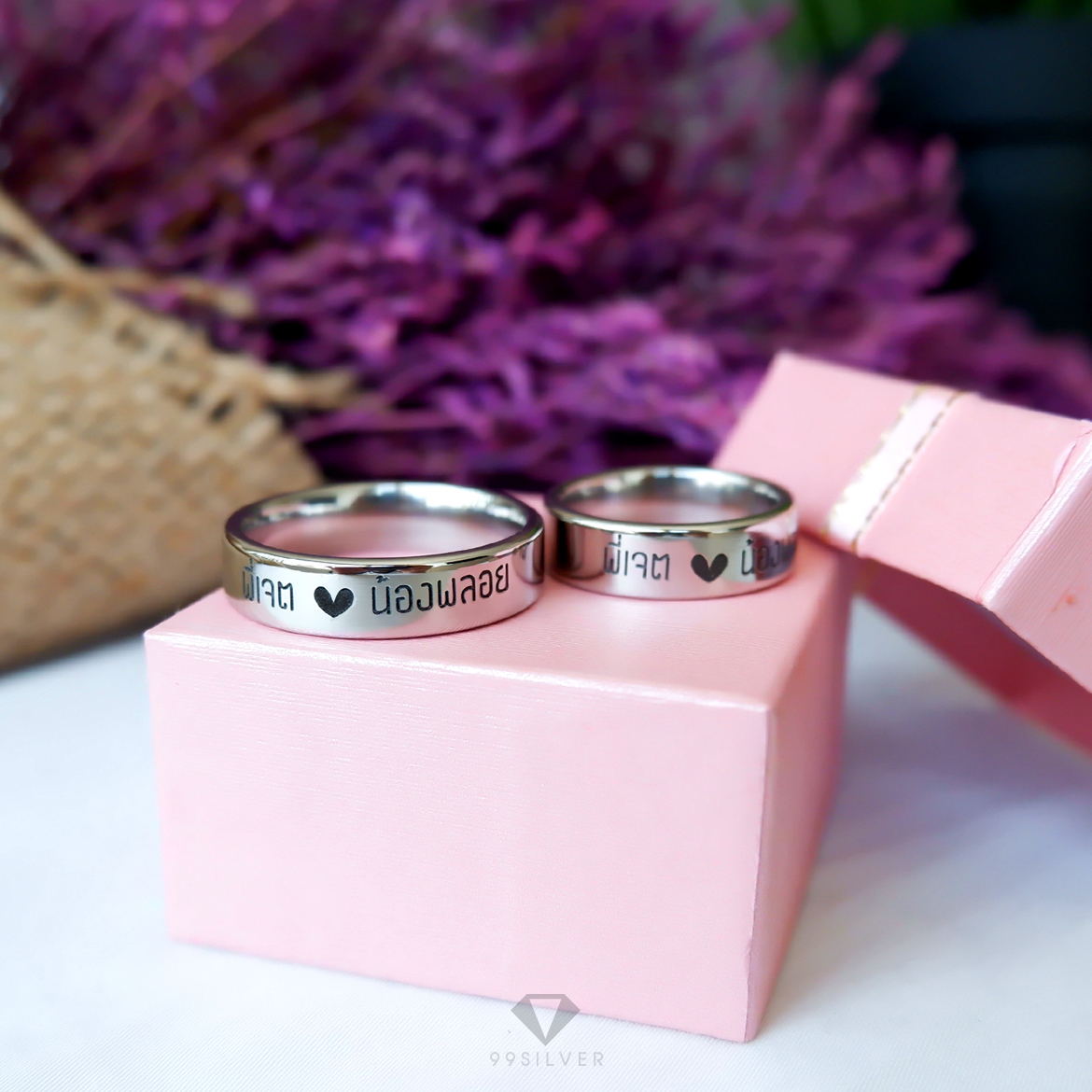 แหวนสแตนเลสแท้หน้ากว้าง 6 มิลลิเมตร ผิวเรียบเงาทรงแบน สลักอักษรรมสีดำ