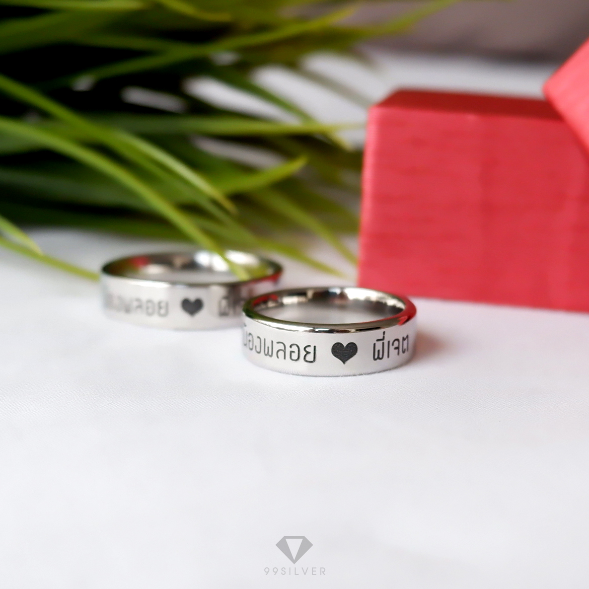 แหวนสแตนเลสแท้หน้ากว้าง 6 มิลลิเมตร ผิวเรียบเงาทรงแบน สลักอักษรรมสีดำ