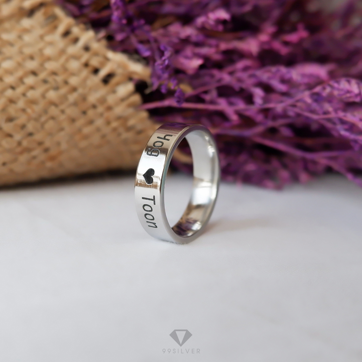 แหวนสแตนเลสแท้หน้ากว้าง 6 มิลลิเมตร ผิวเรียบเงาทรงแบน สลักอักษรรมสีดำ