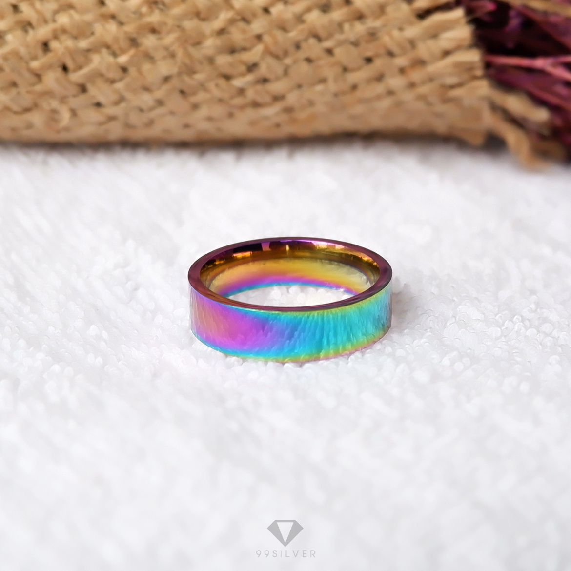 แหวนสแตนเลสไทเทเนี่ยมแท้ หน้ากว้าง 6 มิลลิเเมตร ผิวเงาเรียบ ไดร์ฟสีรุ้งไทเท