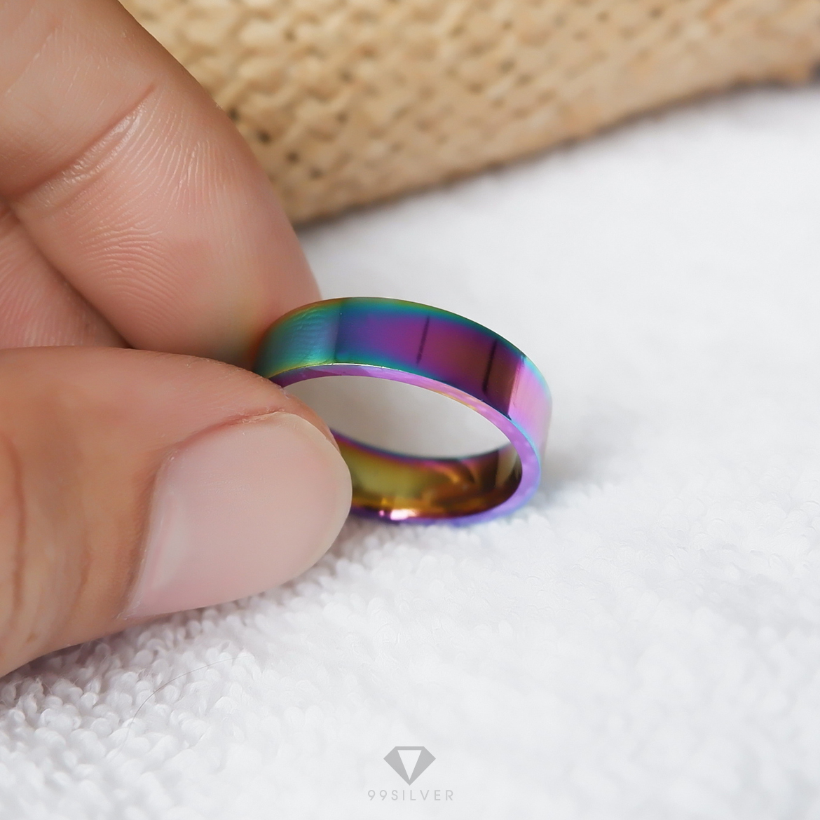 แหวนสแตนเลสไทเทเนี่ยมแท้ หน้ากว้าง 6 มิลลิเเมตร ผิวเงาเรียบ ไดร์ฟสีรุ้งไทเท