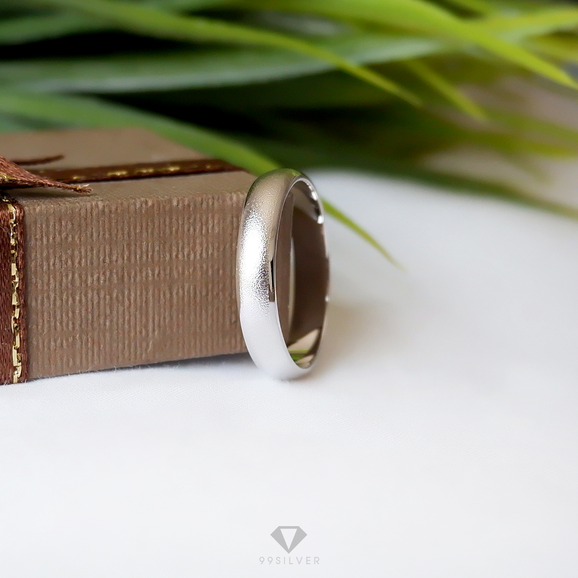 แหวนเงินแท้เคลือบทองคำขาวพ่นทรายเว้นขอบเงา หน้ากว้าง 4 มิลลิเมตร ทรงโค้ง