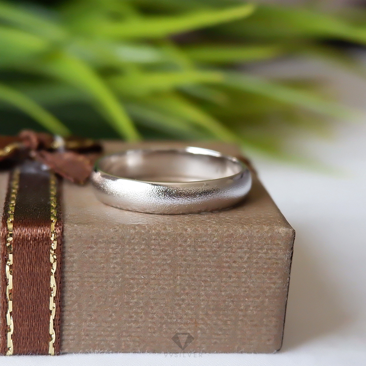 แหวนเงินแท้เคลือบทองคำขาวพ่นทรายเว้นขอบเงา หน้ากว้าง 4 มิลลิเมตร ทรงโค้ง