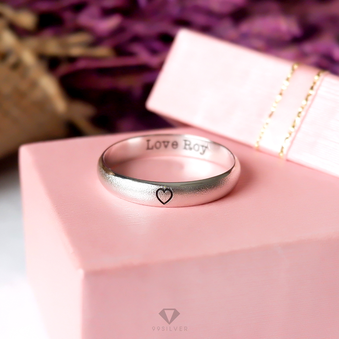 แหวนเงินแท้เคลือบทองคำขาวพ่นทรายเว้นขอบเงา หน้ากว้าง 4 มิลลิเมตร ทรงโค้ง