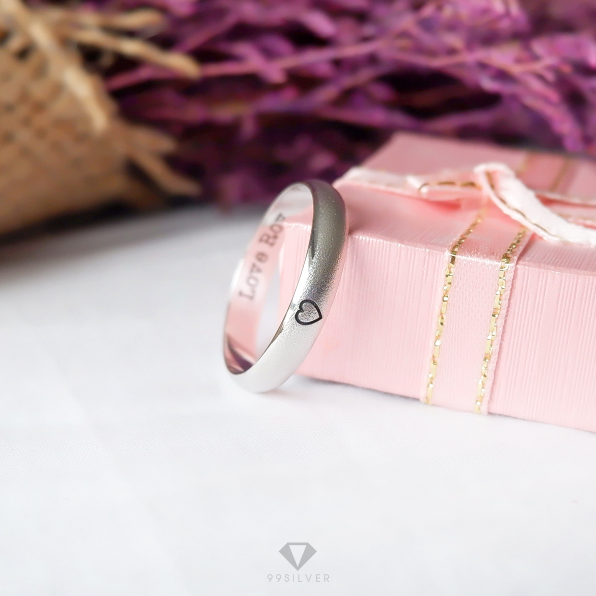 แหวนเงินแท้เคลือบทองคำขาวพ่นทรายเว้นขอบเงา หน้ากว้าง 4 มิลลิเมตร ทรงโค้ง