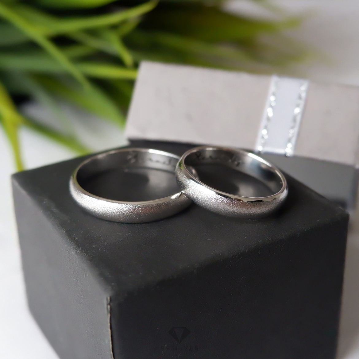 แหวนเงินแท้เคลือบทองคำขาวพ่นทรายเว้นขอบเงา หน้ากว้าง 4 มิลลิเมตร ทรงโค้ง