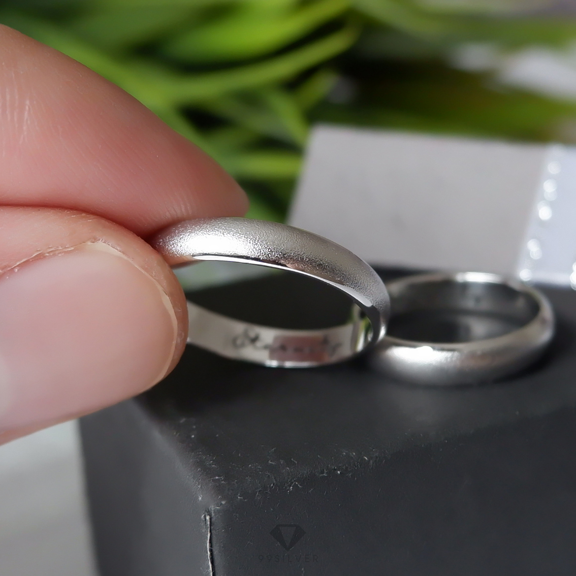 แหวนเงินแท้เคลือบทองคำขาวพ่นทรายเว้นขอบเงา หน้ากว้าง 4 มิลลิเมตร ทรงโค้ง