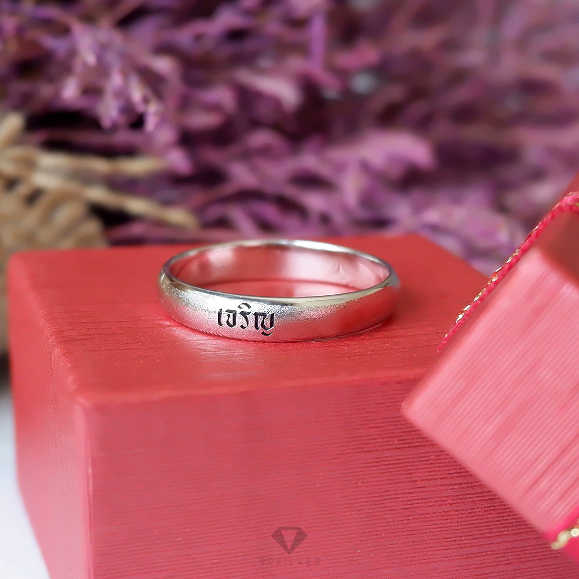 แหวนเงินแท้เคลือบทองคำขาวพ่นทรายเว้นขอบเงา หน้ากว้าง 4 มิลลิเมตร ทรงโค้ง