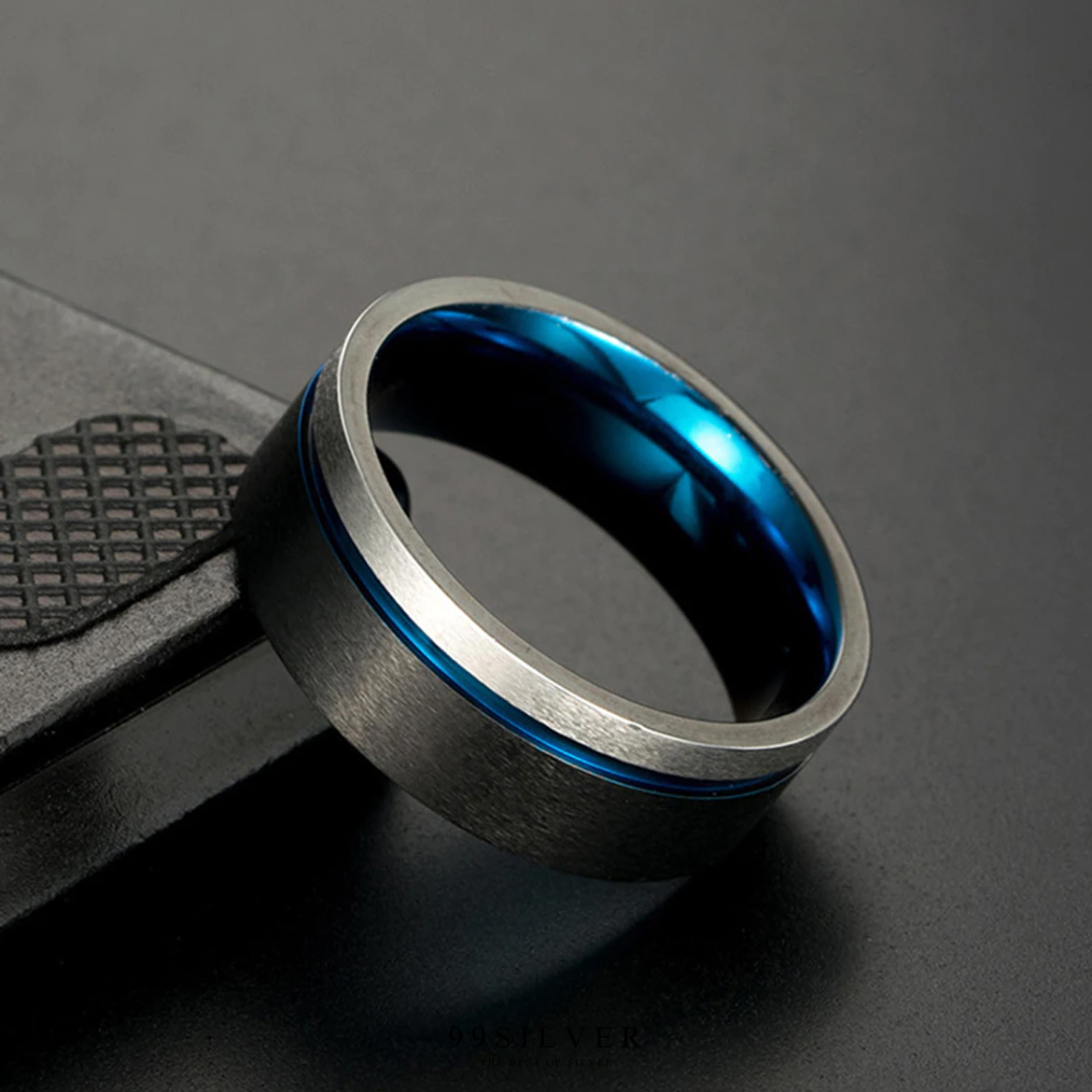 แหวนไทเทเนี่ยม รมดำครึ่งวง และ Spot ด้วย Blue Titanium ด้านใน