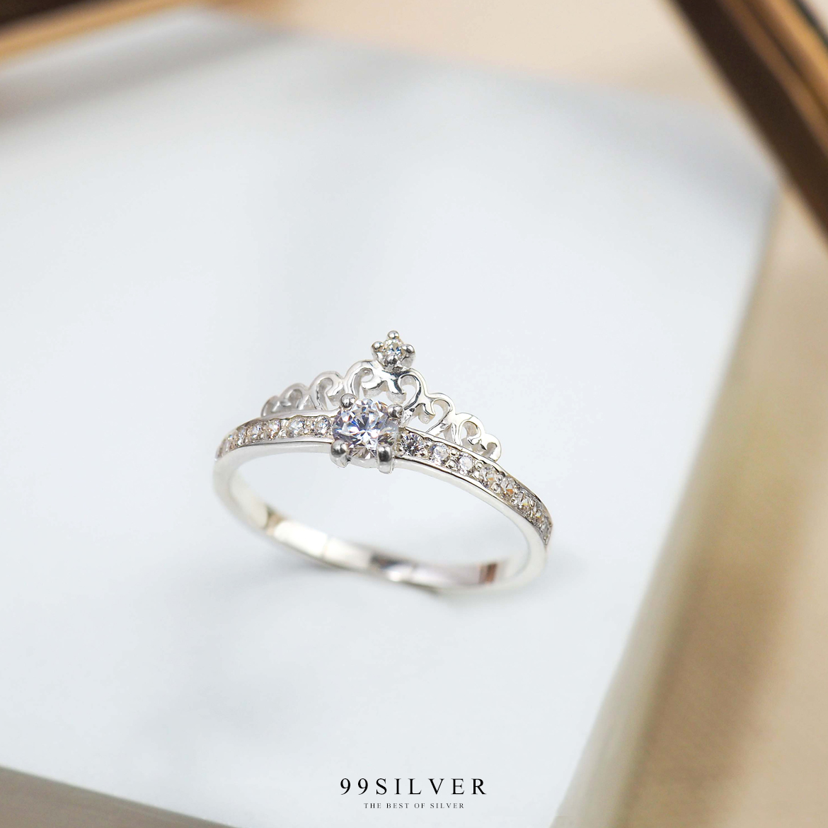 แหวนมงกุฎเจ้าหญิง ประดับเพชรยอด 1 เม็ดพร้อมเพชรเม็ดเล็กที่ก้านแหวน น่ารักสวยงาม
