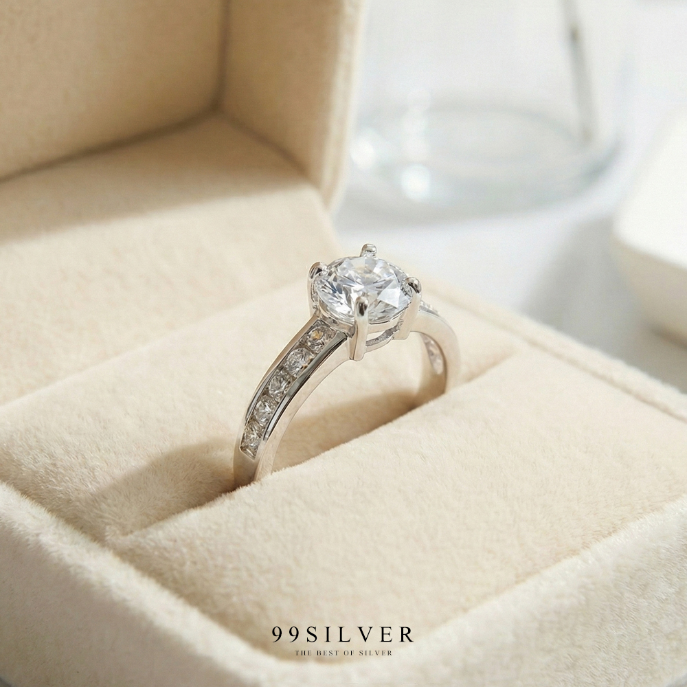 แหวนเงินเพชรชูขนาด 5 มิลลิเมตร ประดับด้วยเพชรเม็ดเล็กข้างตัวเรือน ก้านลดระดับ