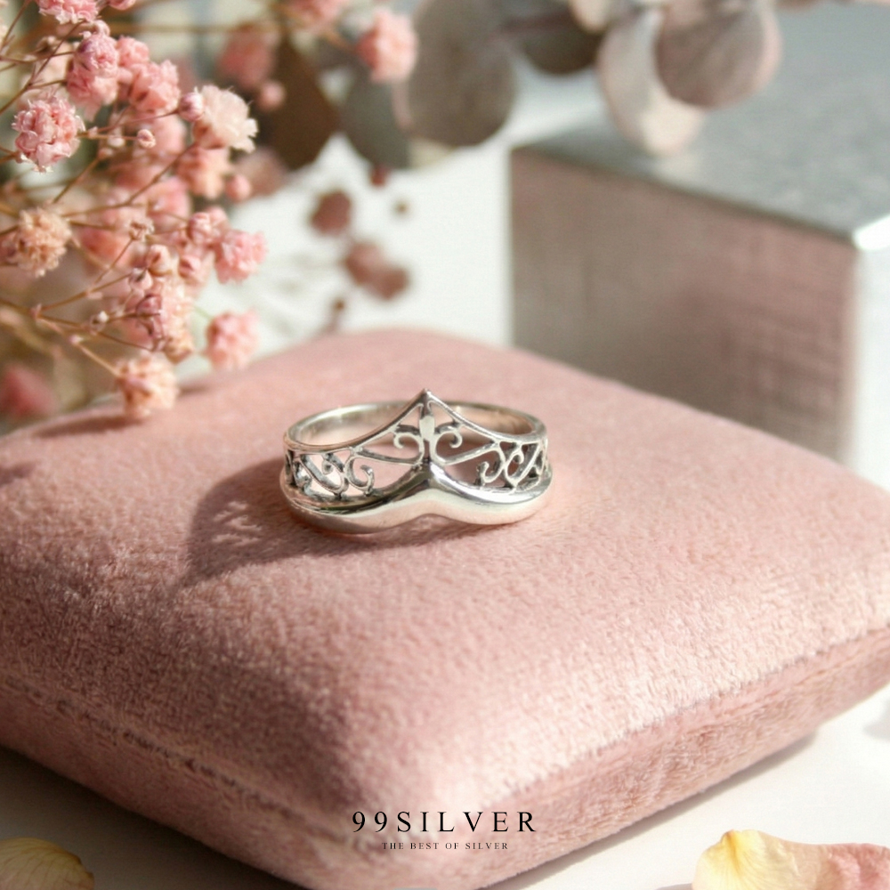 แหวนมงกุฎ ปลายเชิด ตีลายโปร่งรอบวง ก้านแหวน 2.5 มิลลิเมตร