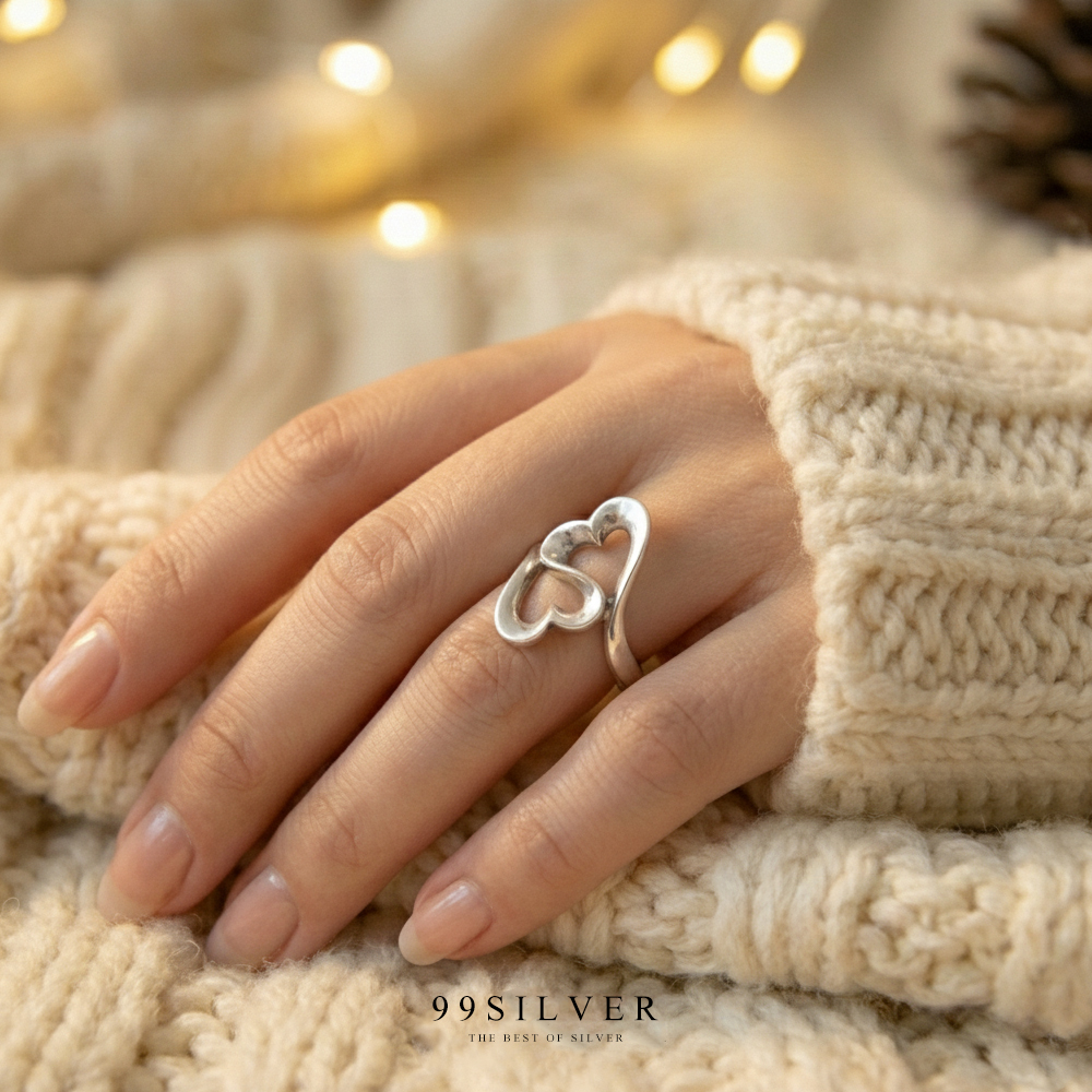 แหวนหัวใจซ้อนสลับไขว้ เป็นแบบทรงยาวตามทรงนิ้ว ตัวเรือนเงินแท้ขัดเงา