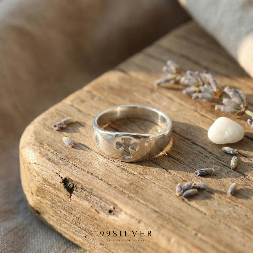 แหวนไม้กางเขน เป็นแบบเรียบเจาะลายทะลุเพื่อให้แสงส่องผ่านไปยังนิ้วได้