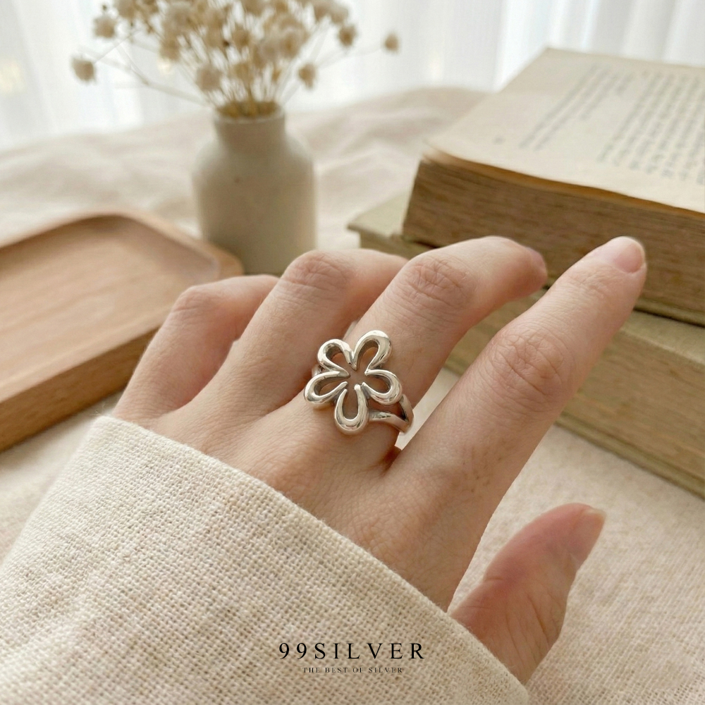 แหวนดอกไม้แบบโปร่งผิวทรงโค้งตัวเรือนเงินแท้ผิวขัดเงา