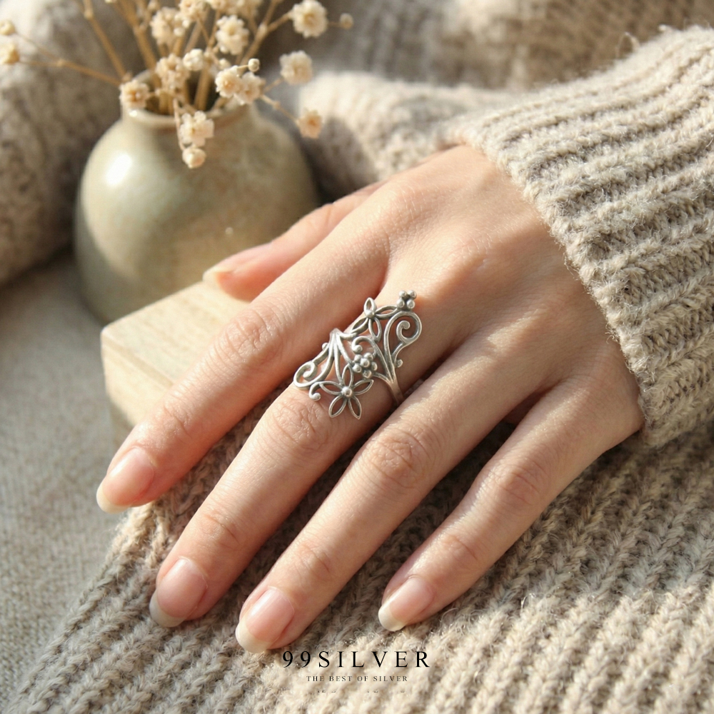 แหวนเงินทรงพุ่มดอกไม้เลื้อย ตัวเรือนขัดเงาปัดดำร่องแหวน