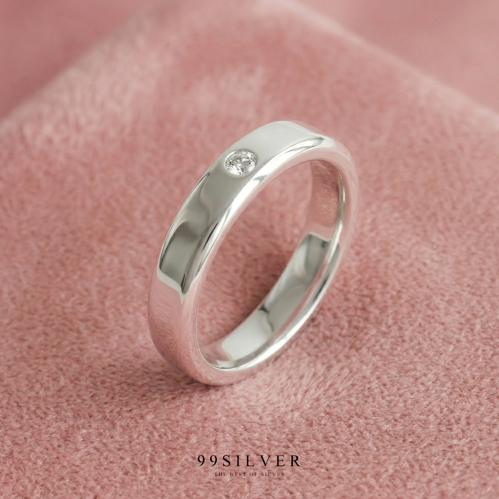 แหวนเงินแท้หน้าเรียบกว้าง 4 มิลลิเมตร ฝังเพชร 1 เม็ด ทรงกลม ตัวเรือนลดขอบเฉียง