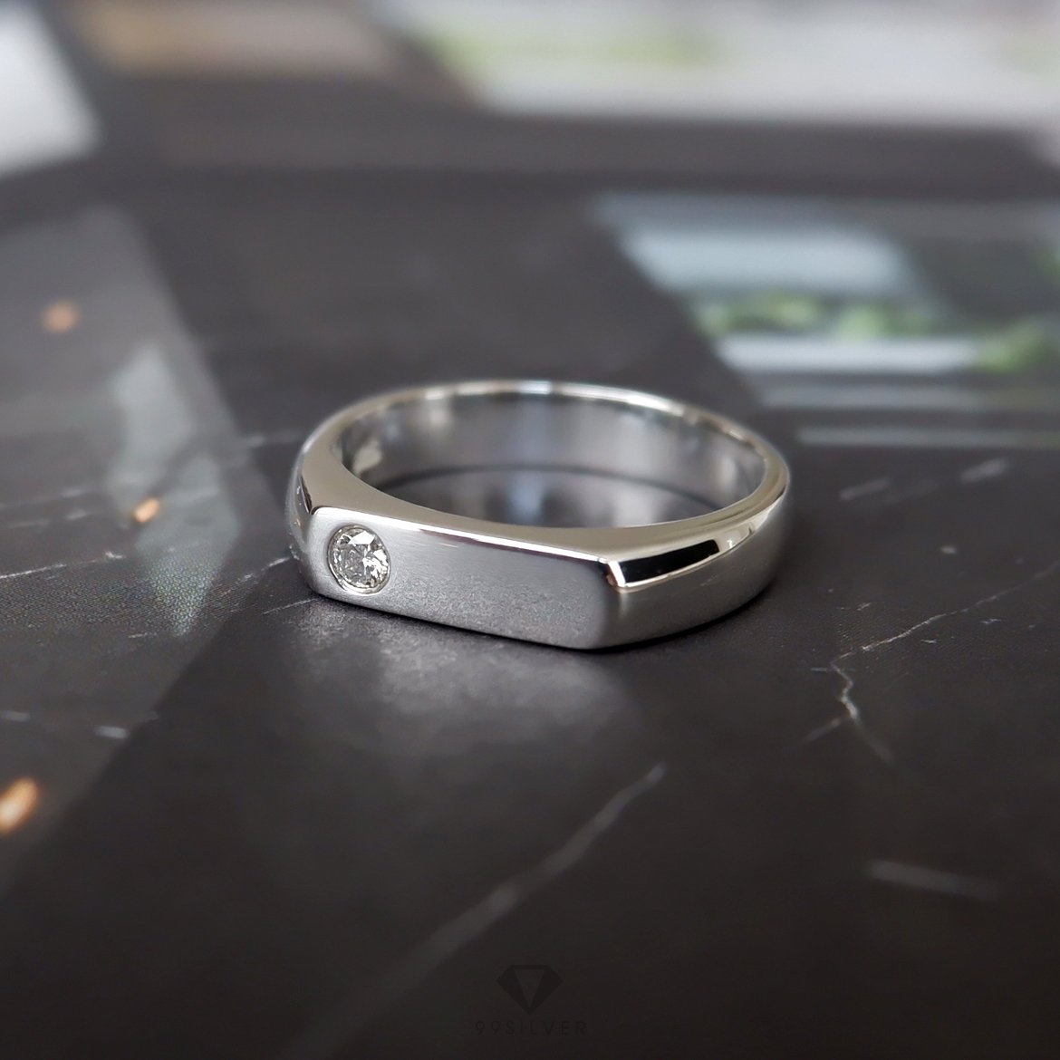 แหวนเงินตัวเรือนหน้าแบนปาด กว้าง 4 มิลลิเมตร ฝังเพชรกลม 1 เม็ด